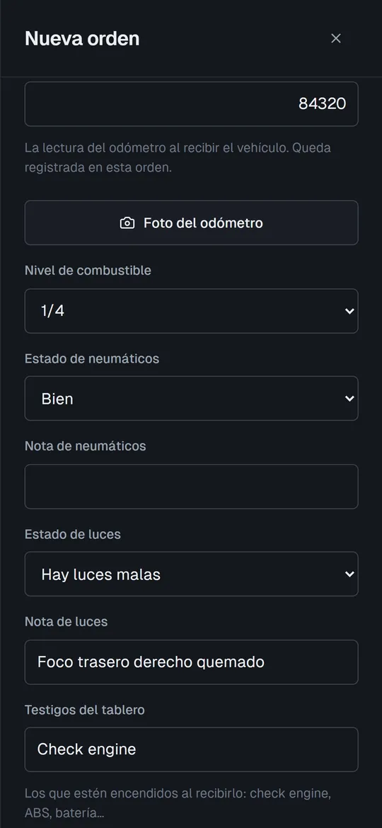 Pauta de recepción de un auto: odómetro, combustible, neumáticos y luces